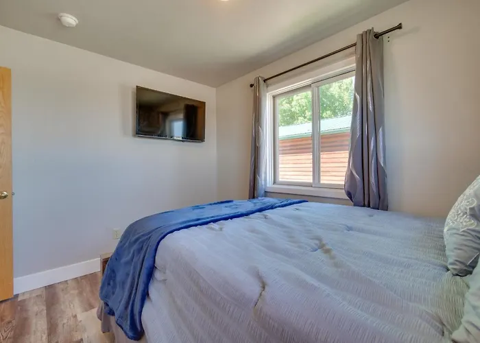Bright Wyoming Retreat W/ Deck & Mountain Views! Saratoga
