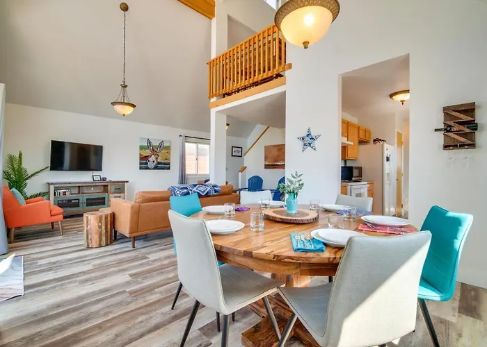 Bright Wyoming Retreat W/ Deck & Mountain Views! Holiday home Saratoga