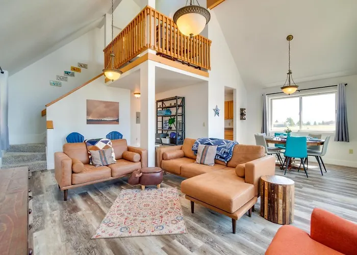 Bright Wyoming Retreat W/ Deck & Mountain Views! Holiday home Saratoga